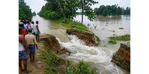 गंडक नहर का बांध ध्वस्त, कई गांवों में आवागमन ठप